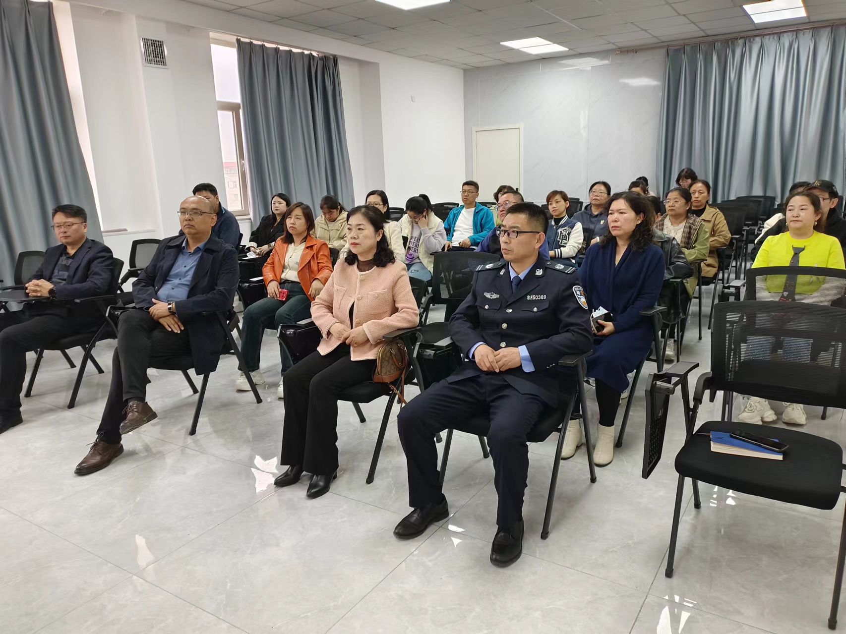 大庆市红岗区关工委、区司法局八百垧街道司法所开展“防欺凌，护成长”专题法治宣讲活动 (4).jpg