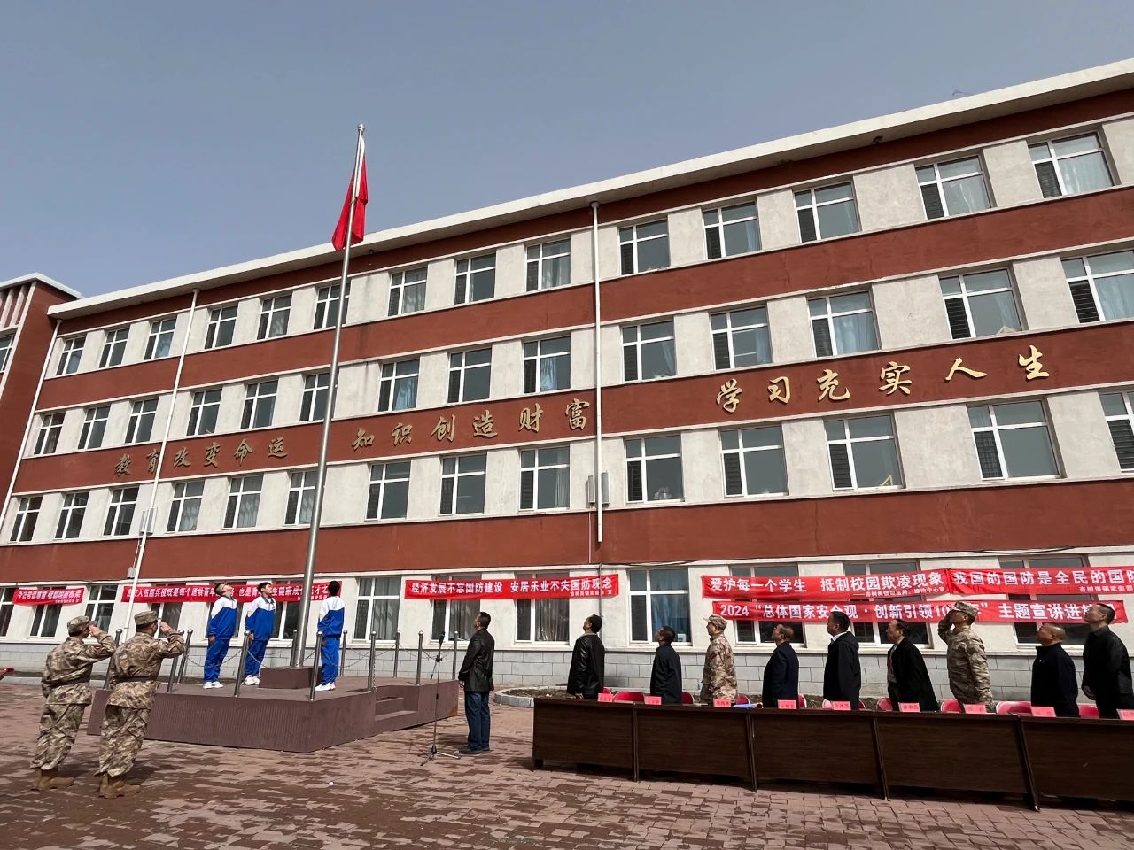 大庆市红岗区杏树岗中学关工委开展国防教育进校园活动 (1).jpg