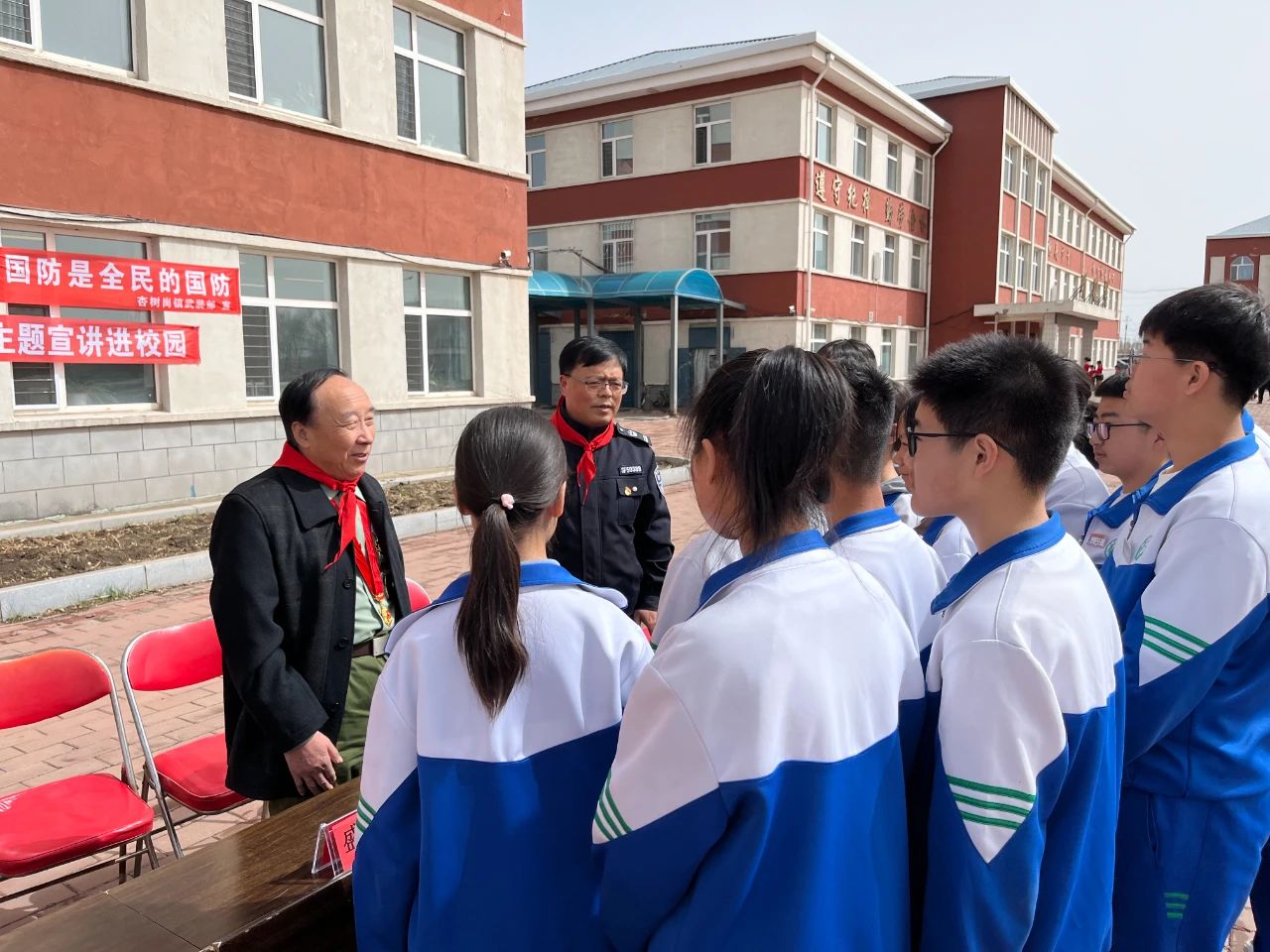 大庆市红岗区杏树岗中学关工委开展国防教育进校园活动 (2).jpg