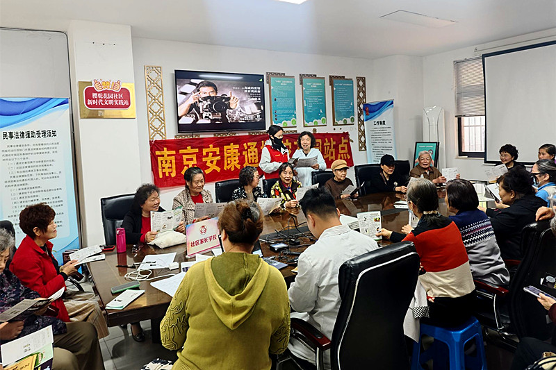 江苏省南京市玄武区樱驼花园社区关工委组织“五老”开展“支持正版，拒绝盗版”宣传活动(2).jpg