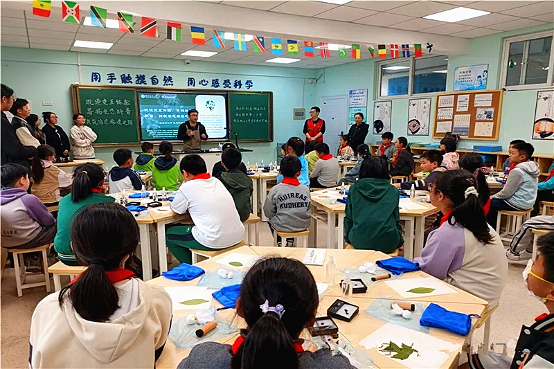 1714173516311216.jpg 江苏省南京市玄武区锁金村街道锁五社区关工委联合开展“体验拓印之美、传承非遗文化”研学活动(1).jpg