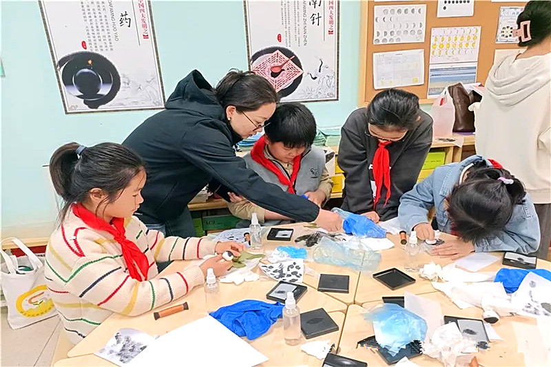 1714173524522822.jpg 江苏省南京市玄武区锁金村街道锁五社区关工委联合开展“体验拓印之美、传承非遗文化”研学活动(2).jpg