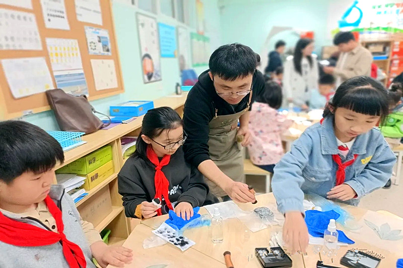 1714173531813785.jpg 江苏省南京市玄武区锁金村街道锁五社区关工委联合开展“体验拓印之美、传承非遗文化”研学活动(3).jpg