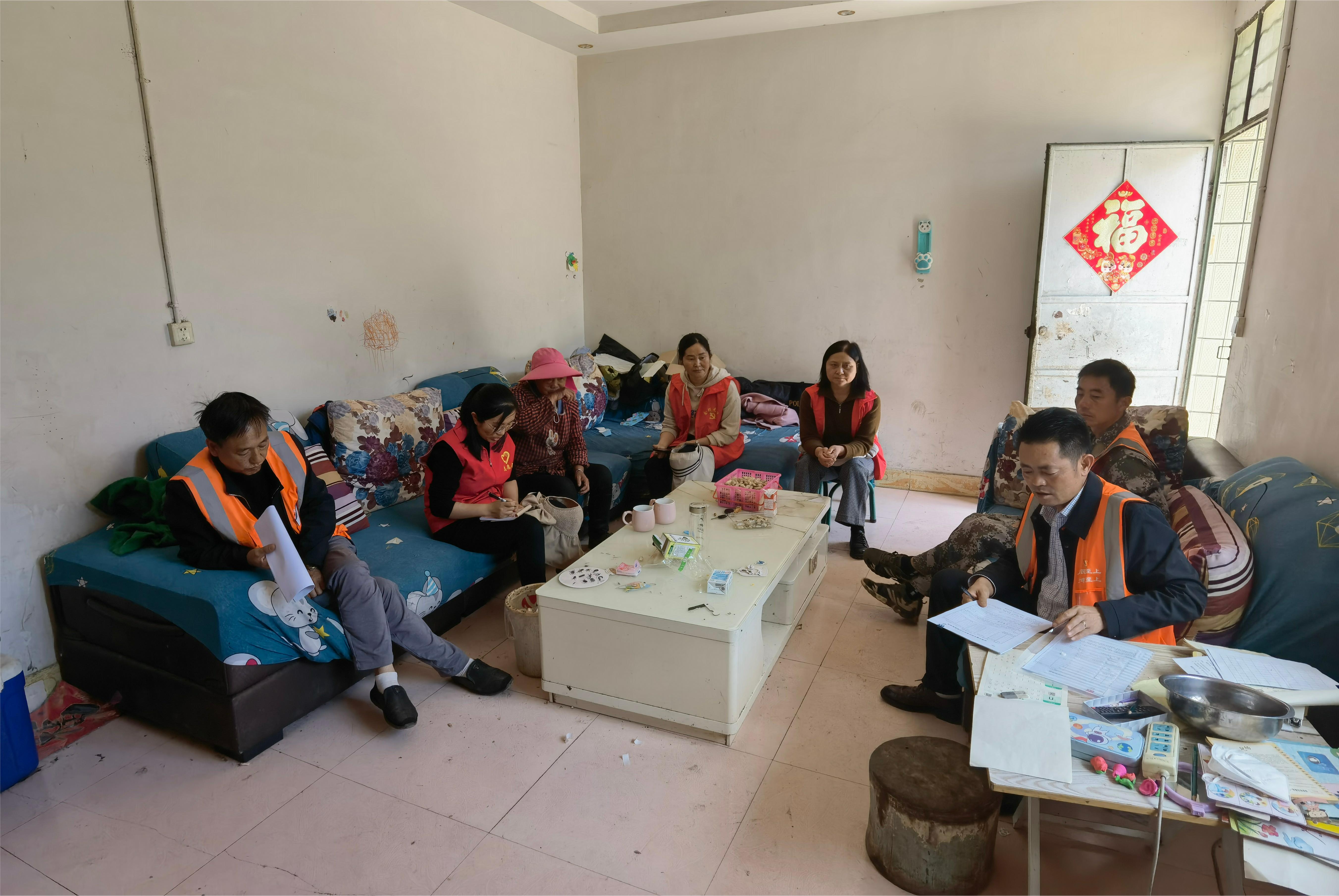 组织退休人员、“五老”入户宣传移风易俗1.jpg