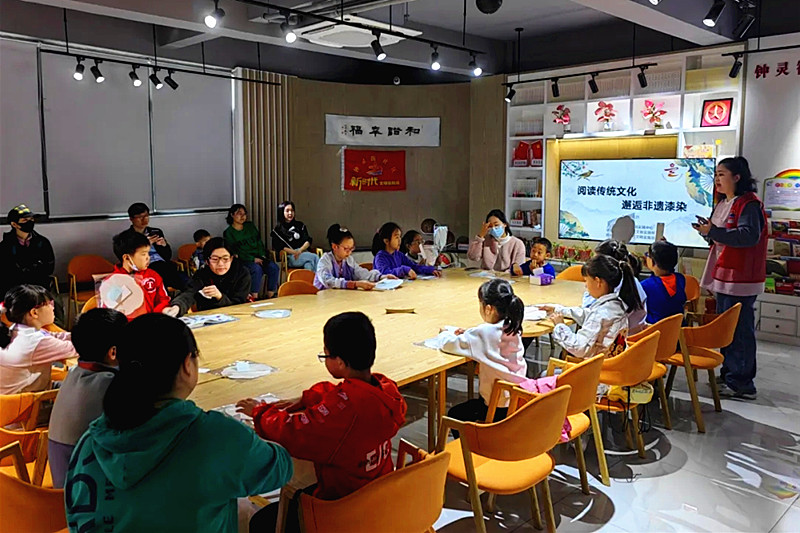 1714259412270408.jpg 江苏省南京市玄武区钟灵街社区关工委开展“阅读传统文化,邂逅非遗漆染”为主题的读书活动(1).jpg