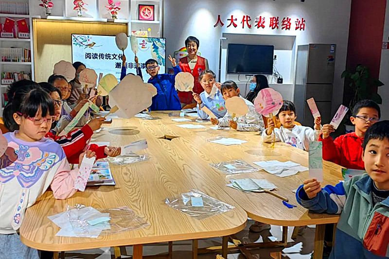 1714259448808630.jpg 江苏省南京市玄武区钟灵街社区关工委开展“阅读传统文化,邂逅非遗漆染”为主题的读书活动(1).jpg
