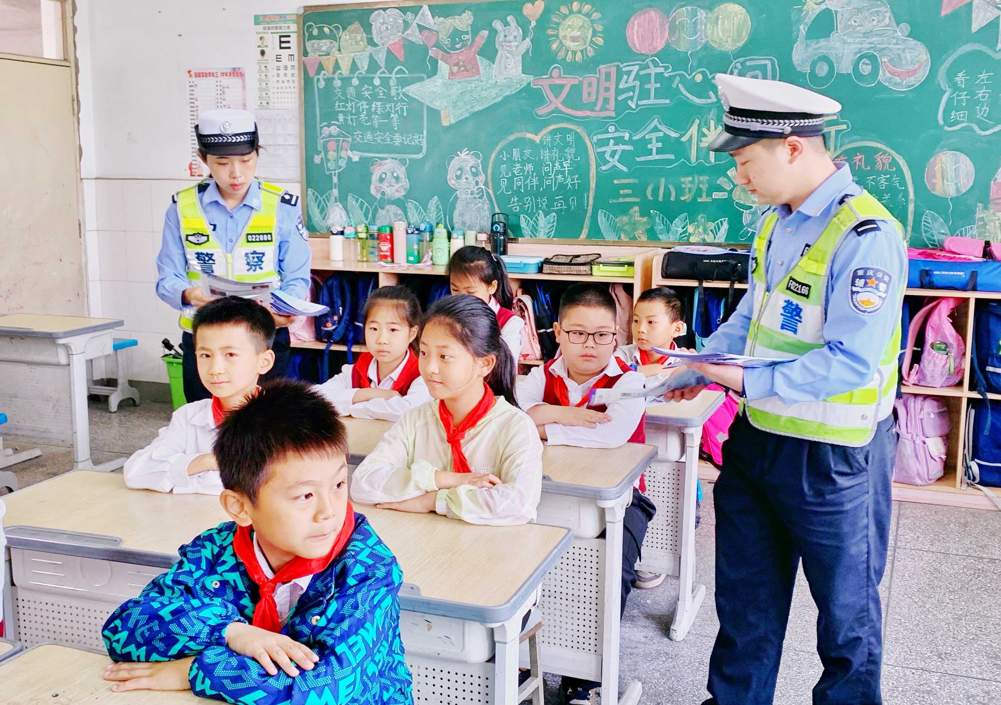 1714289367660336.jpg 4月26日,重庆市万盛经开区交巡警大队、福耀实验学校关工委联合开展“交通安全宣传进校园”活动。交巡警大队黄娟为孩子们带来了一堂别开生面的“交通安全课”。2.jpg