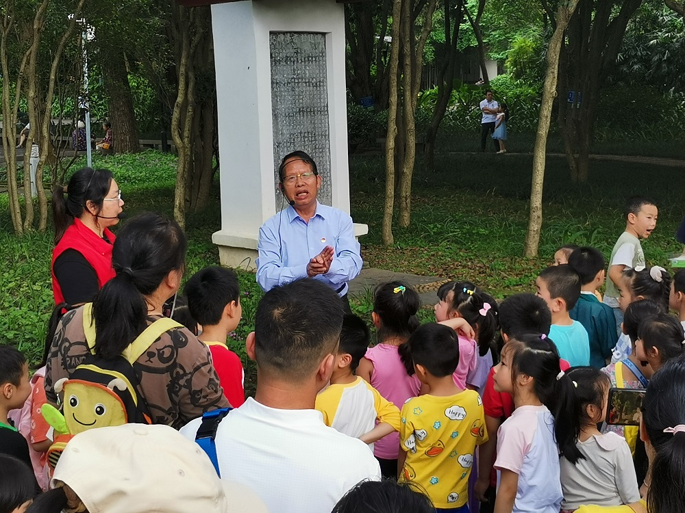 1714296332470452.jpg “五老”志愿者在给孩子讲述柳宗元的故事1.jpg