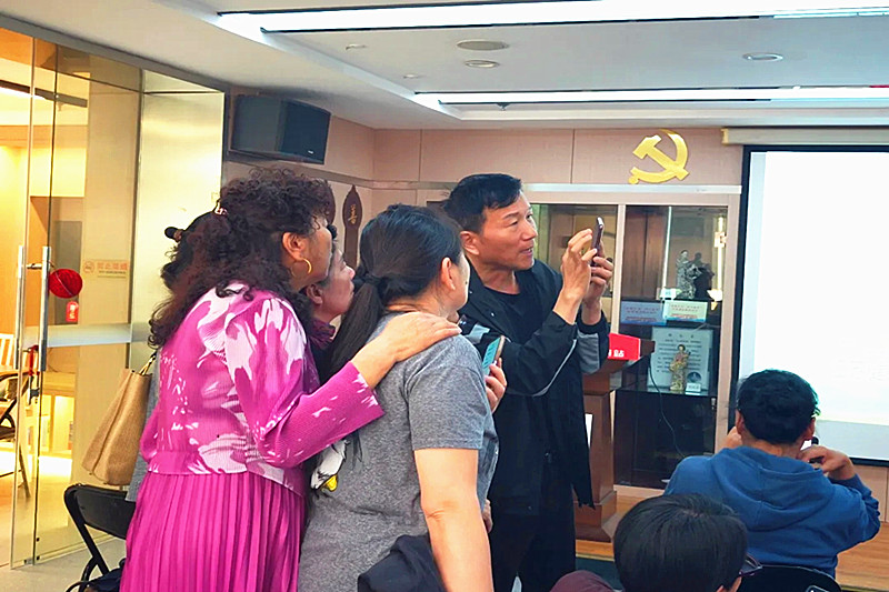 江苏省南京市玄武区长江路社区关工委开展“幸福夕阳，时光留影”手机拍摄技能培训(5).jpg