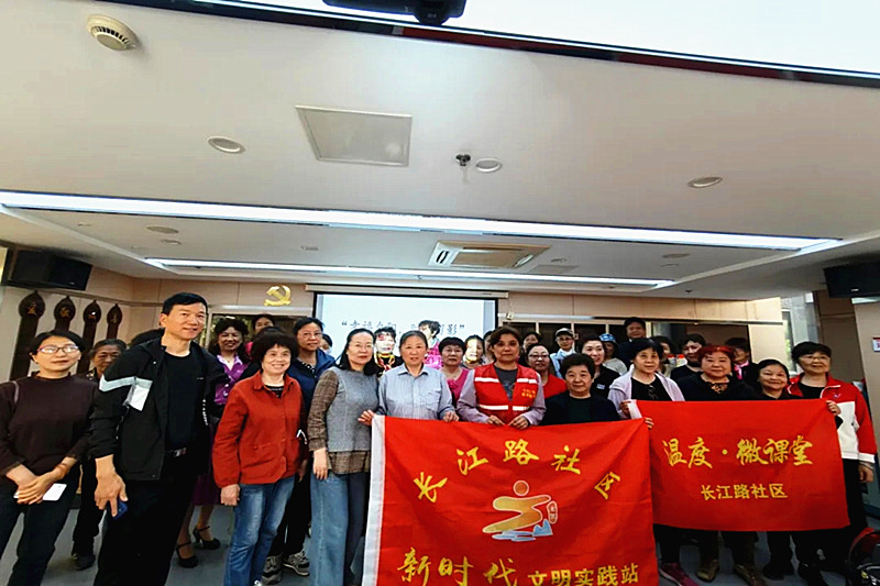 江苏省南京市玄武区长江路社区关工委开展“幸福夕阳，时光留影”手机拍摄技能培训(6).jpg