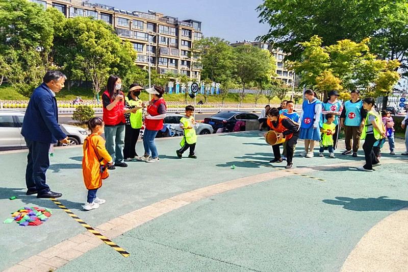 江苏省南京市玄武区玄武湖街道徐庄社区关工委组织开展亲子趣味运动会(2).jpg