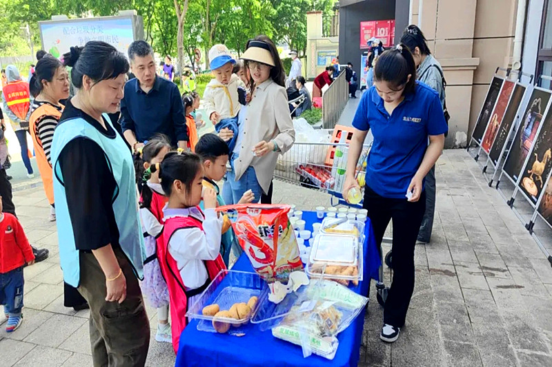 江苏省南京市玄武区玄武湖街道徐庄社区关工委组织开展亲子趣味运动会(4).jpg