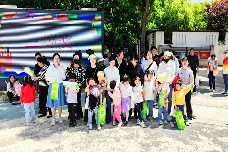 江苏省南京市玄武区玄武湖街道徐庄社区关工委组织开展亲子趣味运动会(5).jpg