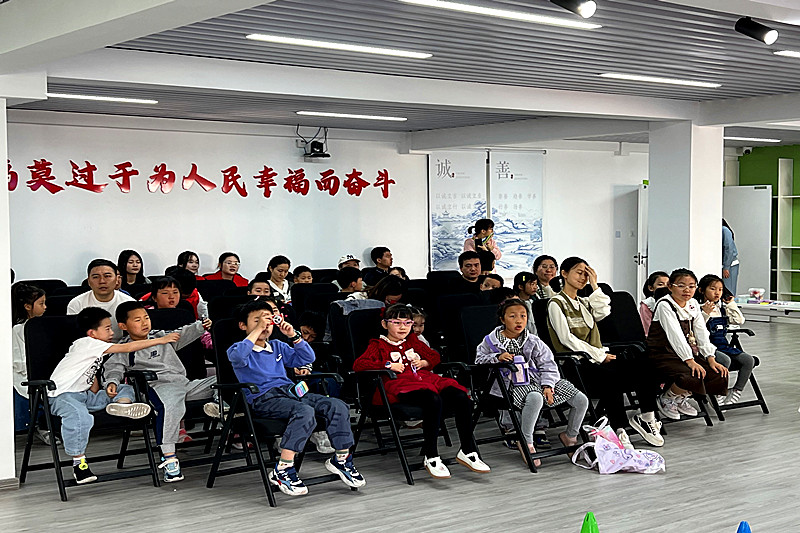 1714430968135944.jpg 江苏省南京市玄武区玄武湖街道仙居雅苑社区关工委开展“弘扬劳动精神,争做时代先锋”主题活动(2).jpg