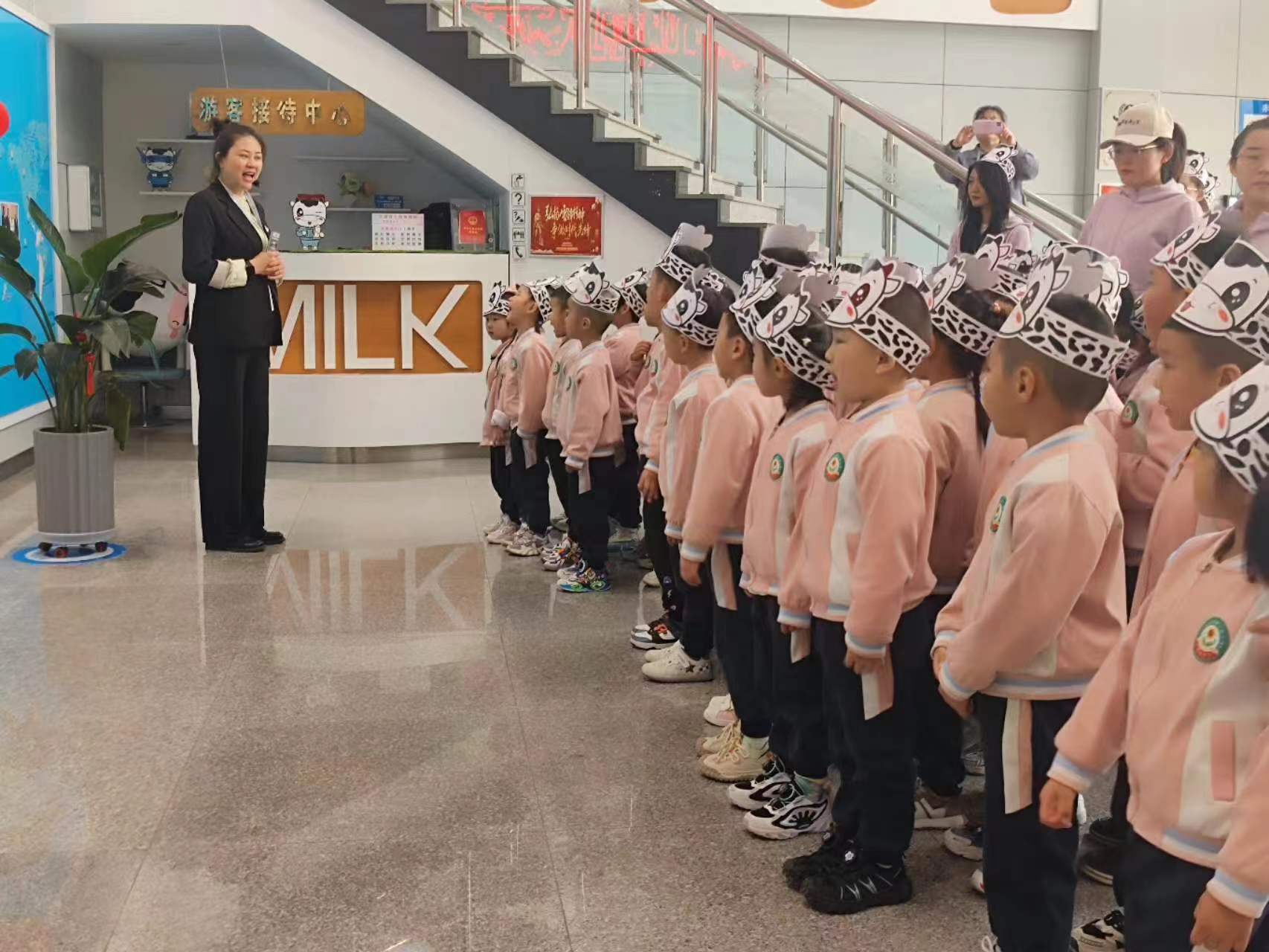 1714438750463075.jpg 元宝山区第六幼儿园启蒙教育实践活动照片3.jpg