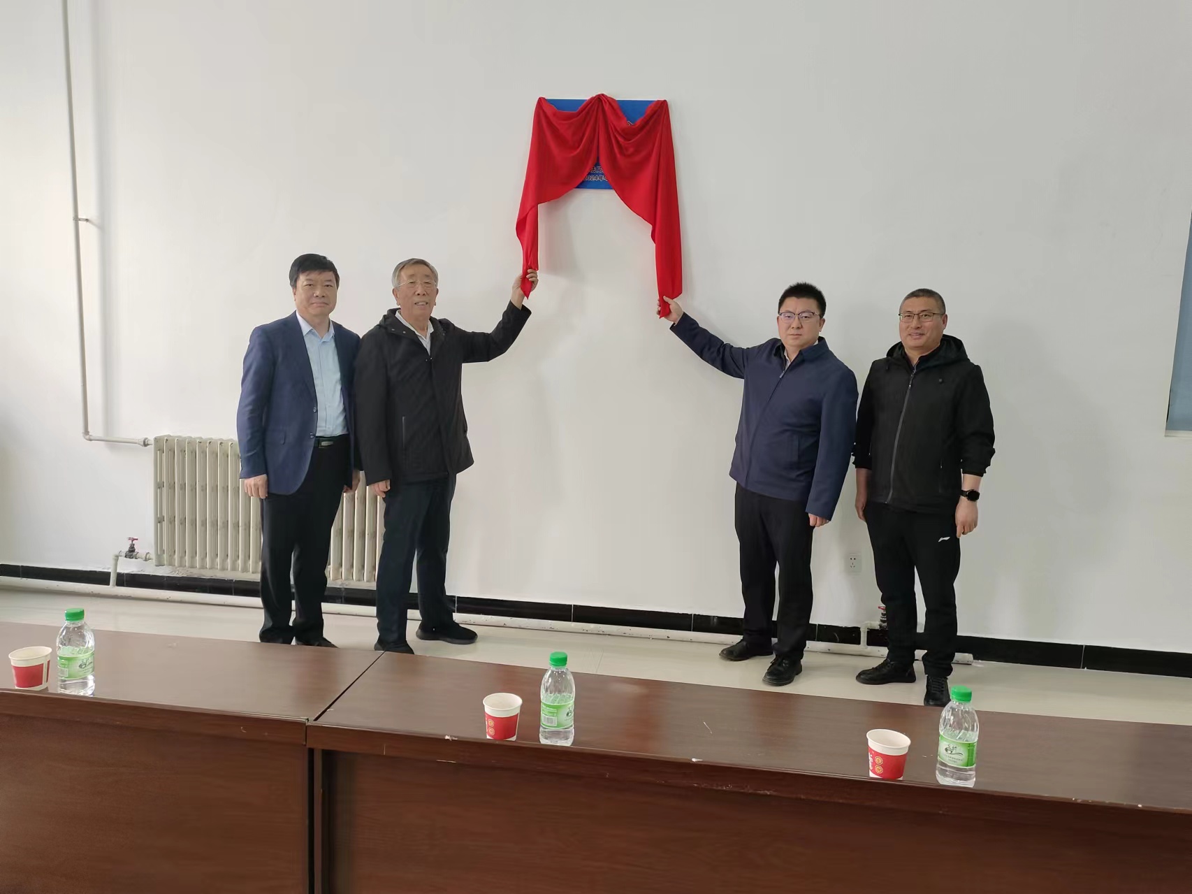 1714441822744939.jpg 大庆市红岗区关工委举行关心下一代关爱工作站揭牌仪式 (2).jpg