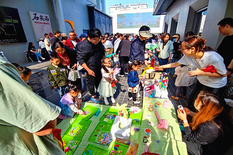 1714690509622089.jpg 江苏省南京市玄武区香铺营社区关工委联合举办“劳动最光荣手工作品儿童义卖”文明实践活动 (6).jpg