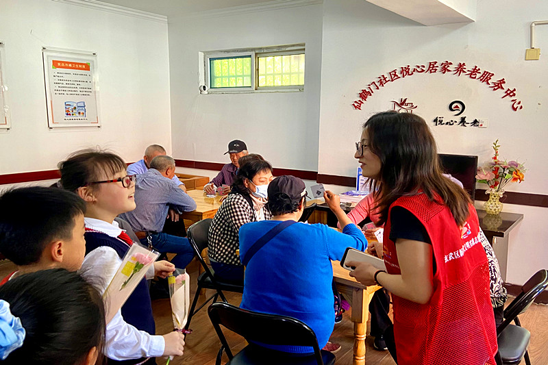 江苏省南京市玄武区仙鹤门社区关工委组织青少年体验“完整社区建设”实践活动(4).jpg
