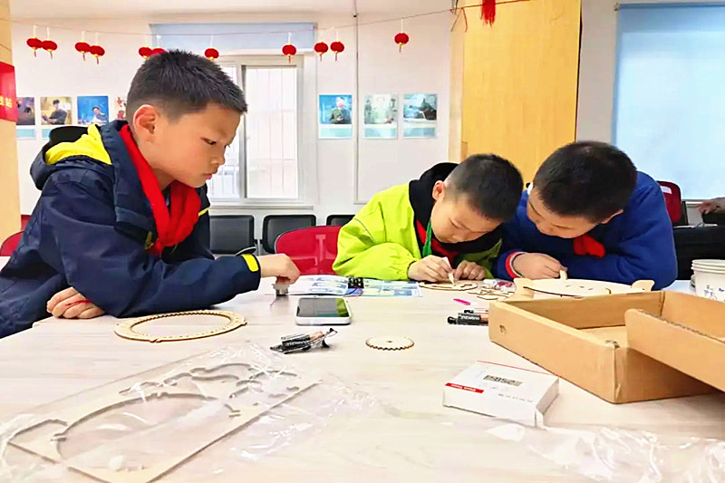 1715146059623699.jpg 江苏省南京市玄武区紫鑫城社区关工委开展“科学启蒙——联动滚珠轨道”科技小制作活动(3).jpg
