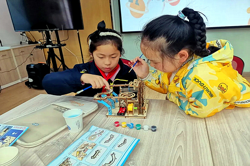 1715146066243824.jpg 江苏省南京市玄武区紫鑫城社区关工委开展“科学启蒙——联动滚珠轨道”科技小制作活动(4).jpg