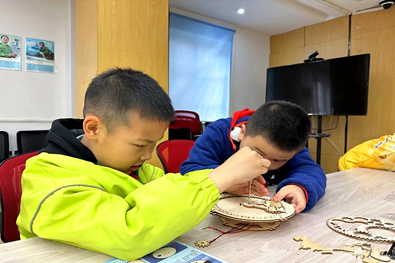 1715146073119473.jpg 江苏省南京市玄武区紫鑫城社区关工委开展“科学启蒙——联动滚珠轨道”科技小制作活动(5).jpg