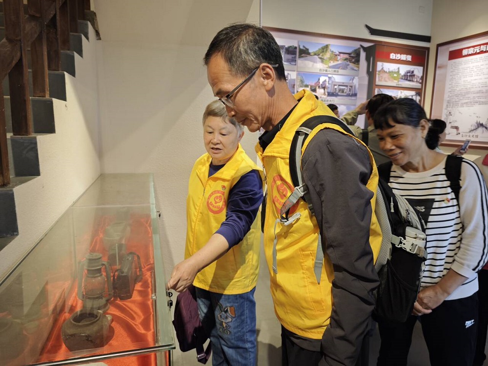 1715245978212572.jpg “五老”志愿者看白沙文史馆展品了解白沙古镇历史1.jpg