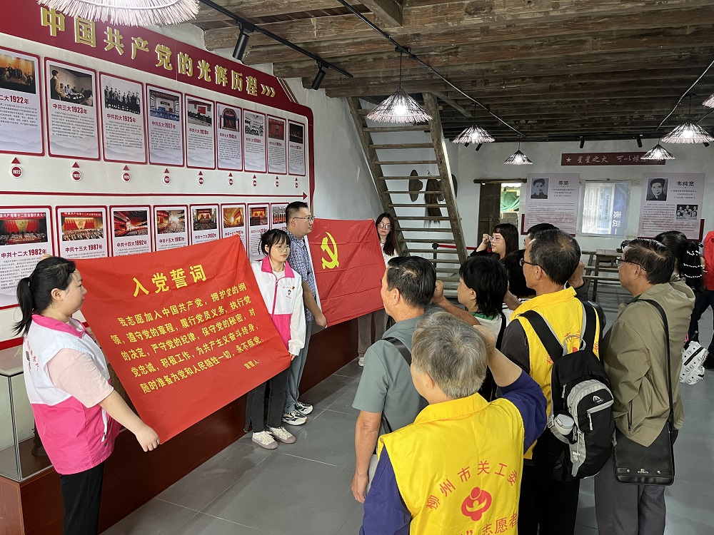 1715246008306654.jpg 党员们在依山社区党委书记的带领下,重温入党誓词。1.jpg