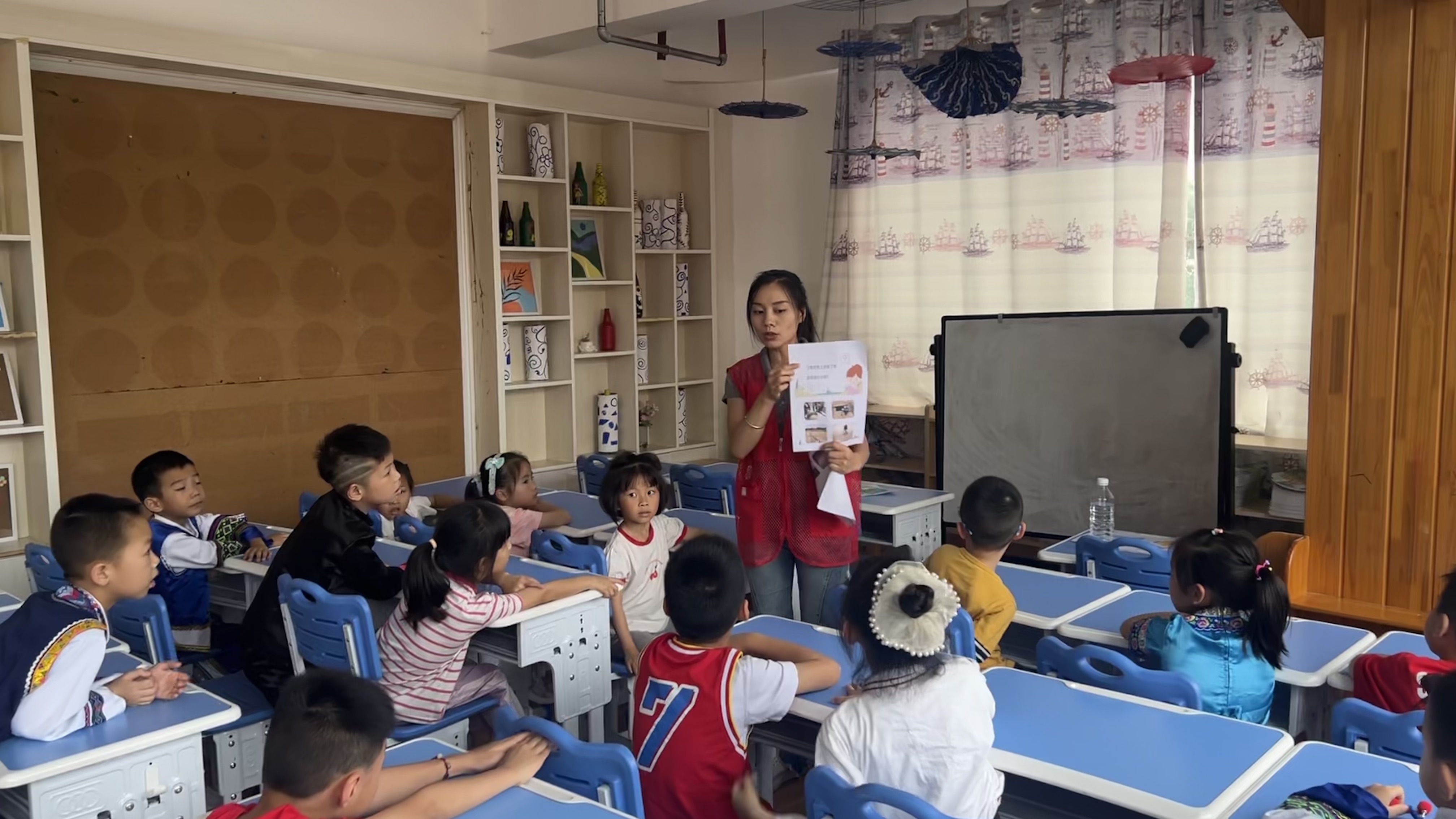 燎原幼儿园老师带领小朋友学生们进行节约用水小课堂.jpg