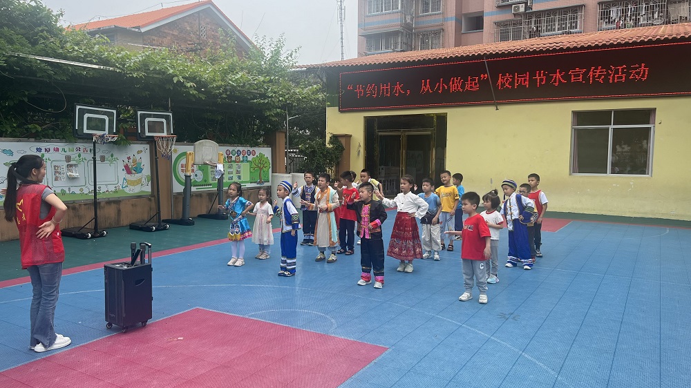 燎原幼儿园小朋友学生们在老师的带领下学习节水操1.jpg