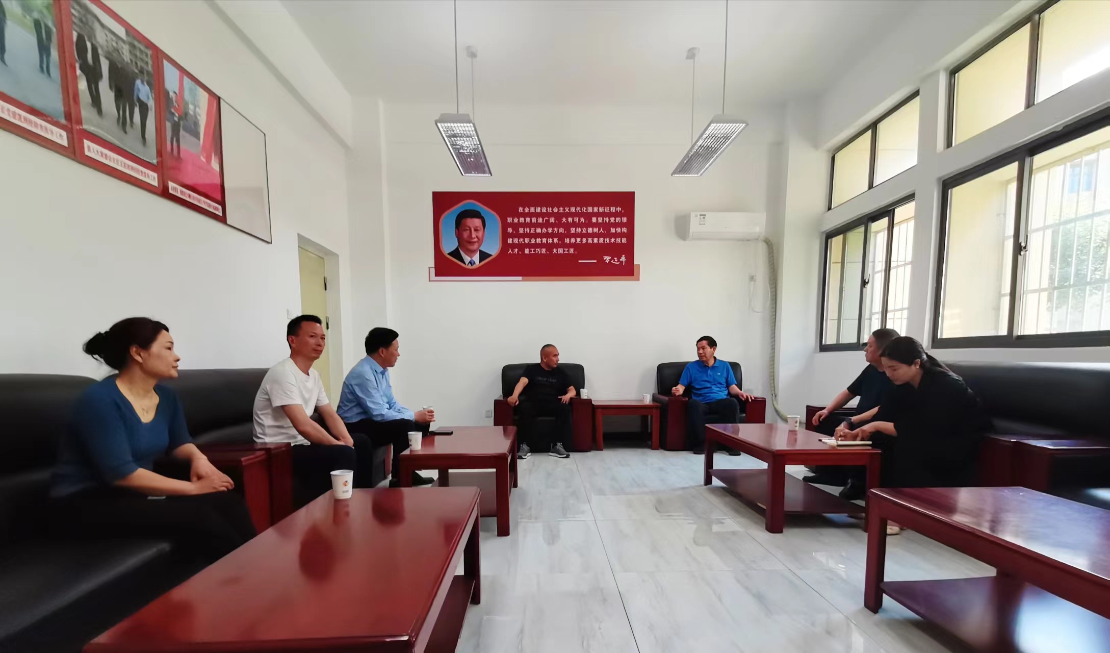 1715334039885305.jpg 座谈会会议图片.jpg