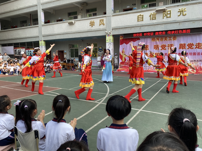 1715417092343592.jpg 舞蹈表演《我和我的祖国》_副本.jpg