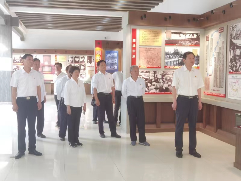 革命纪念馆参观小像素.jpg