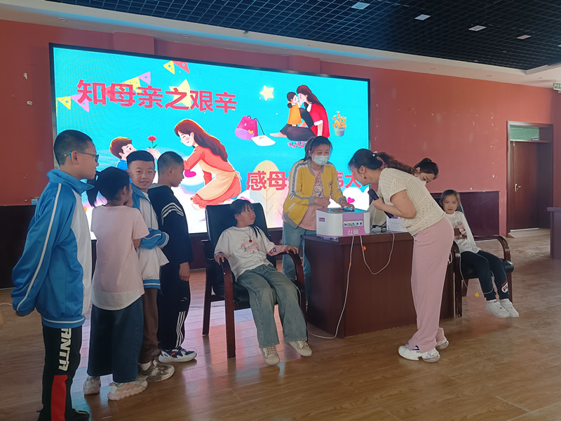 1715647947752718.jpg 元宝山区东城街道新华社区、向阳小学母亲节活动照片1_副本.jpg