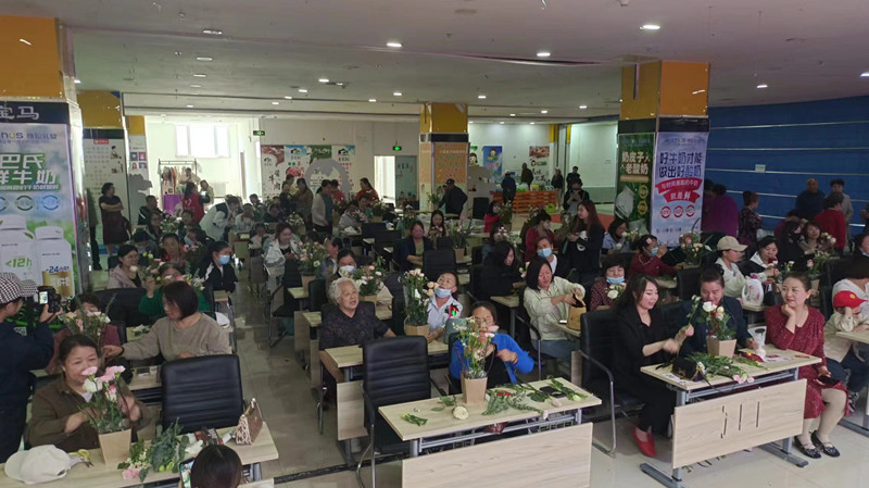 1715649389130567.jpg 元宝山区西城街道新景四季东社区母亲节活动照片3_副本.jpg