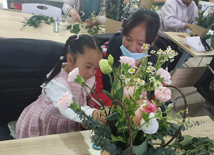 1715649447722747.jpg 元宝山区西城街道新景四季东社区母亲节活动照片4_副本.jpg