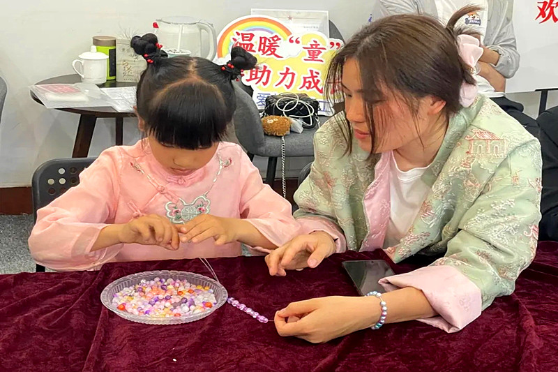 江苏省南京市玄武区北门桥社区关工委组织青少年开展“献礼母亲节”亲子手工活动(4).jpg