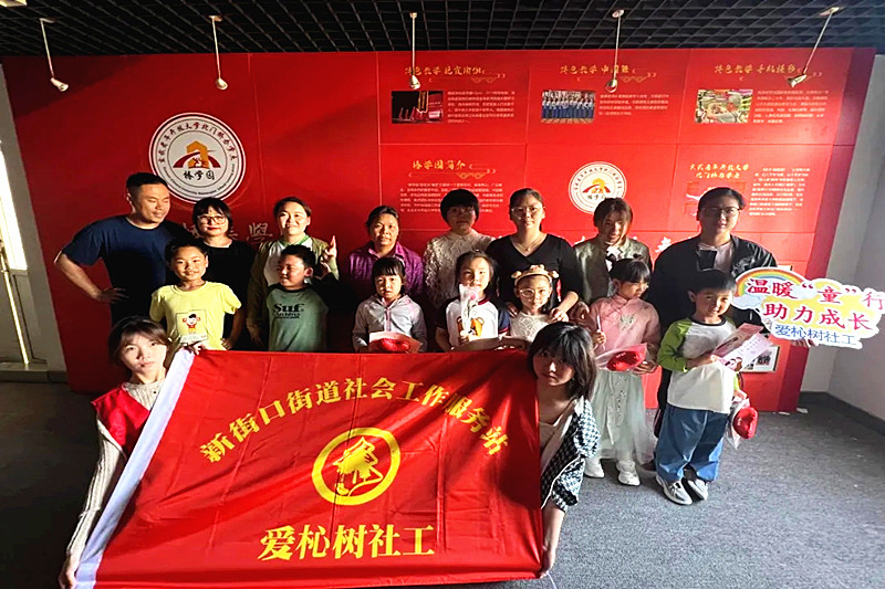 江苏省南京市玄武区北门桥社区关工委组织青少年开展“献礼母亲节”亲子手工活动(6).jpg