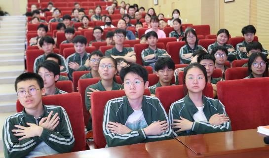 3. 南京市南湖第二中学学生代表参加在报告厅举办“你的中考，我们的中考”专题讲座.jpg