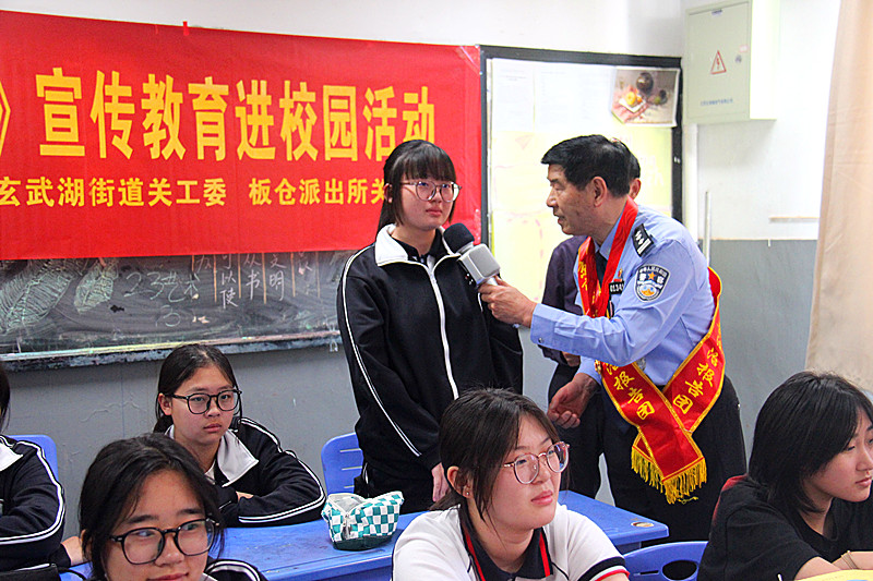 1715736339558152.jpg 江苏省南京市玄武区玄武湖街道关工委联合走进校园开展法治宣讲活动 (6).jpg