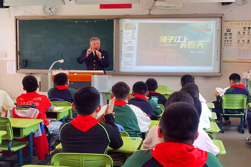 1715743947932202.jpg 玄武区关工委“大思政课”宣讲老师走进南农实小学生讲述“扬子江上的春天”故事(1).jpg