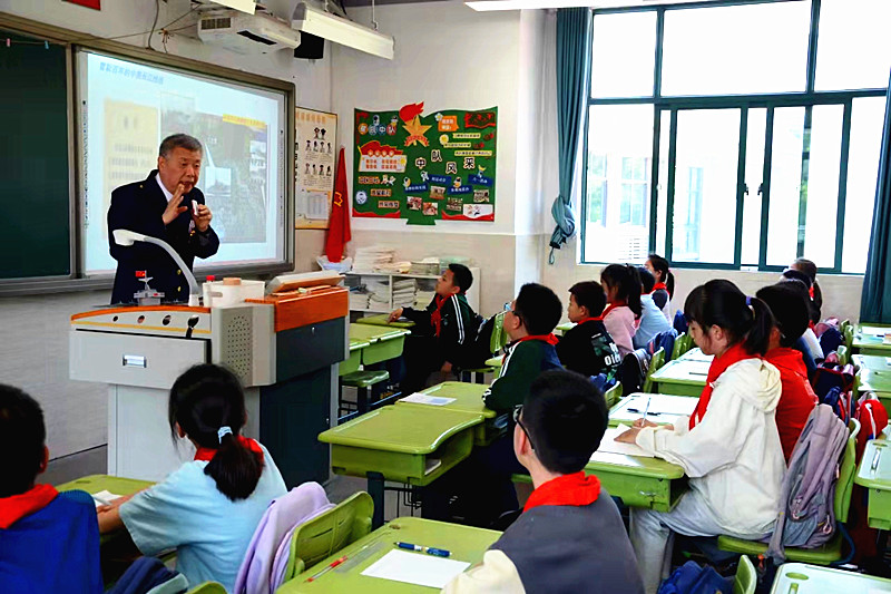 1715743969769545.jpg 玄武区关工委“大思政课”宣讲老师走进南农实小学生讲述“扬子江上的春天”故事(4).jpg