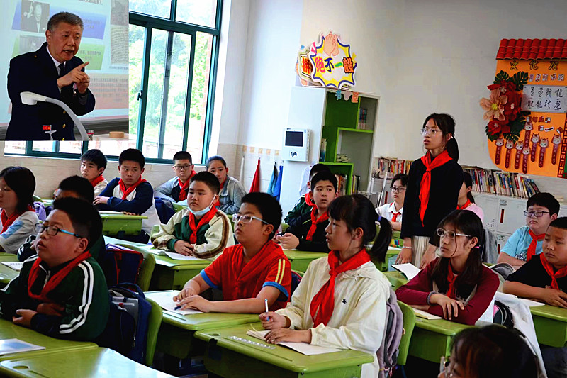 1715743984974413.jpg 玄武区关工委“大思政课”宣讲老师走进南农实小学生讲述“扬子江上的春天”故事(5).jpg