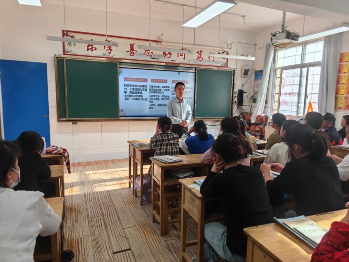 1715757737423285.jpg 伊芦中心小学家校携手 共育花开2.jpg