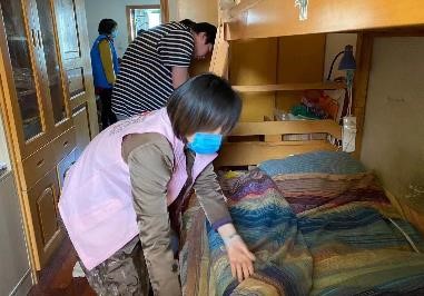3. 8年来，14人组成的“五老”妈妈关爱团的爱心帮扶与生活援助接力棒一直在传递着.jpg