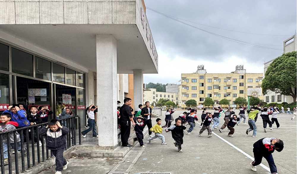 地震应急疏散演练过程（王满霞摄）.png