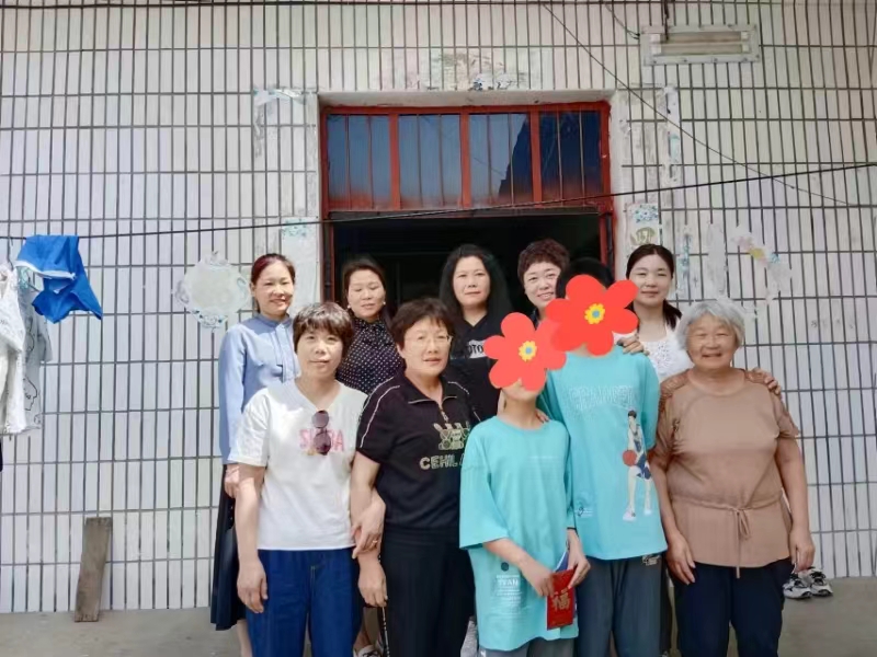 1715937426129550.jpg 孩子合影小像素.jpg