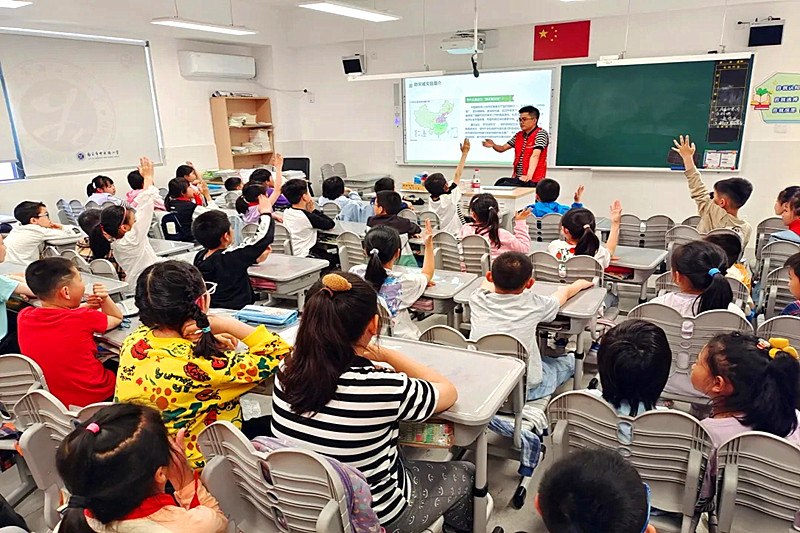 江苏省南京市玄武区大树根社区关工委走进校园开展“预防地震灾害，共建安全家园” 宣教活动(3).jpg