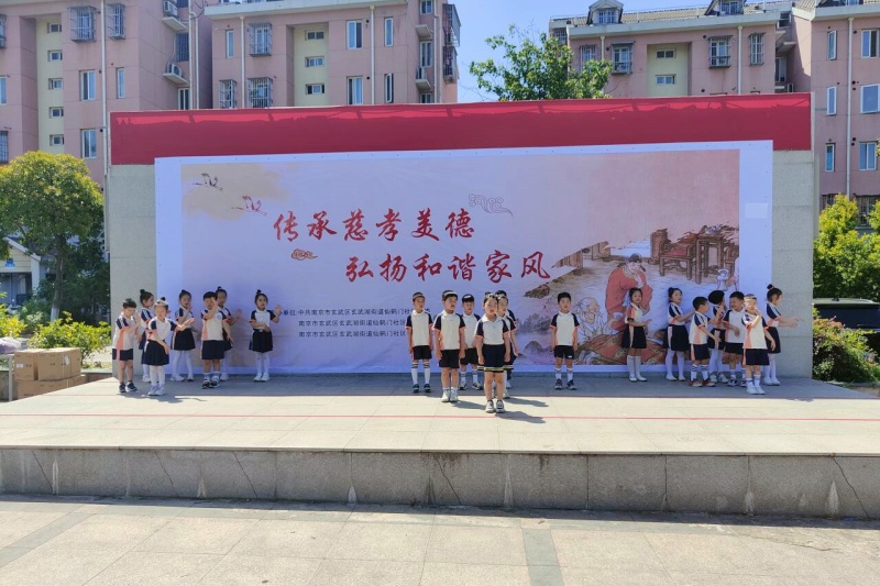 江苏省南京市玄武区仙鹤门社区关工委联合开展“传承慈孝，童声颂德”诗歌朗诵活动 (1).jpg