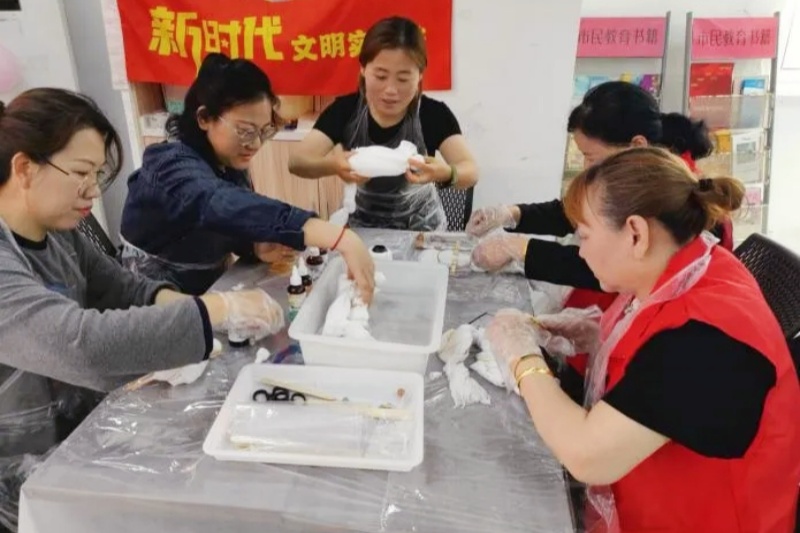 1716135383782452.jpg 江苏省南京市玄武区大行宫社区关工委组织“五老”开展“礼献母爱,布里生花”母亲节主题手工活动(1).jpg