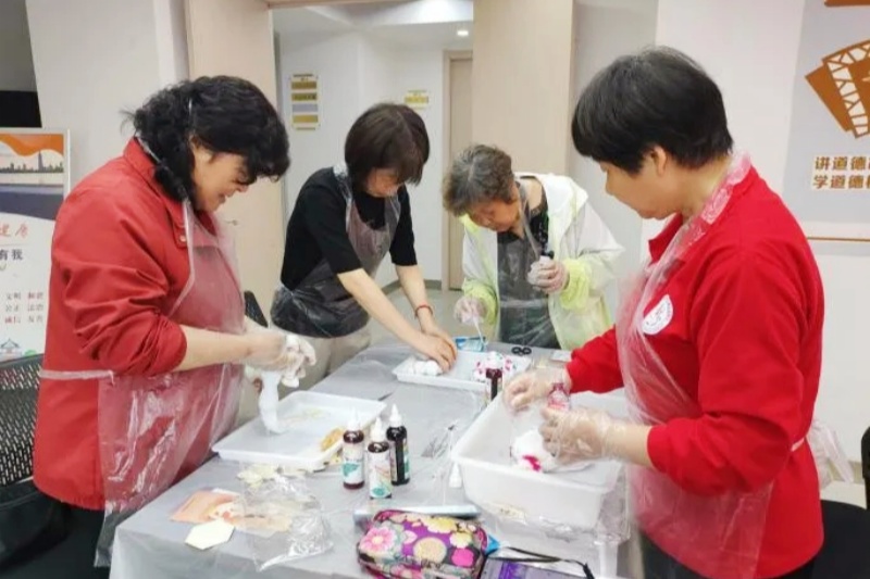 1716135391661739.jpg 江苏省南京市玄武区大行宫社区关工委组织“五老”开展“礼献母爱,布里生花”母亲节主题手工活动(2).jpg